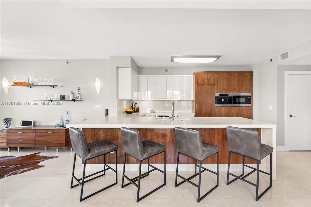 For Sale: $1,079,000 (2 beds, 2 baths, 1370 Square Feet)