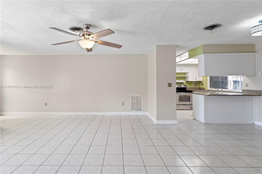 Недавно продано: $485,000 (2 спален, 2 ванн, 1057 Квадратных фут)