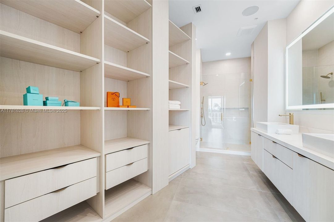 For Sale: $3,100,000 (3 beds, 2 baths, 2090 Square Feet)