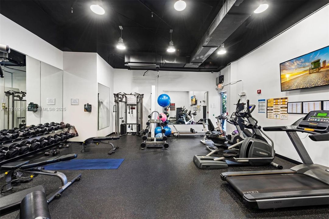 For Sale: $3,100,000 (3 beds, 2 baths, 2090 Square Feet)