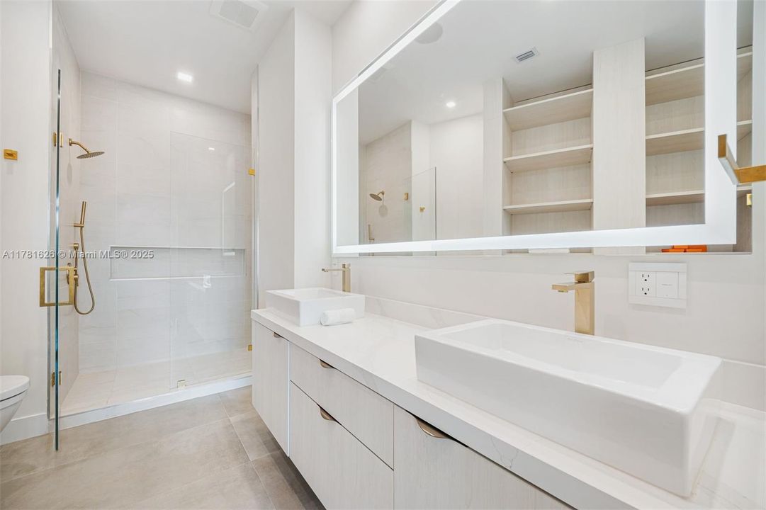 For Sale: $3,100,000 (3 beds, 2 baths, 2090 Square Feet)