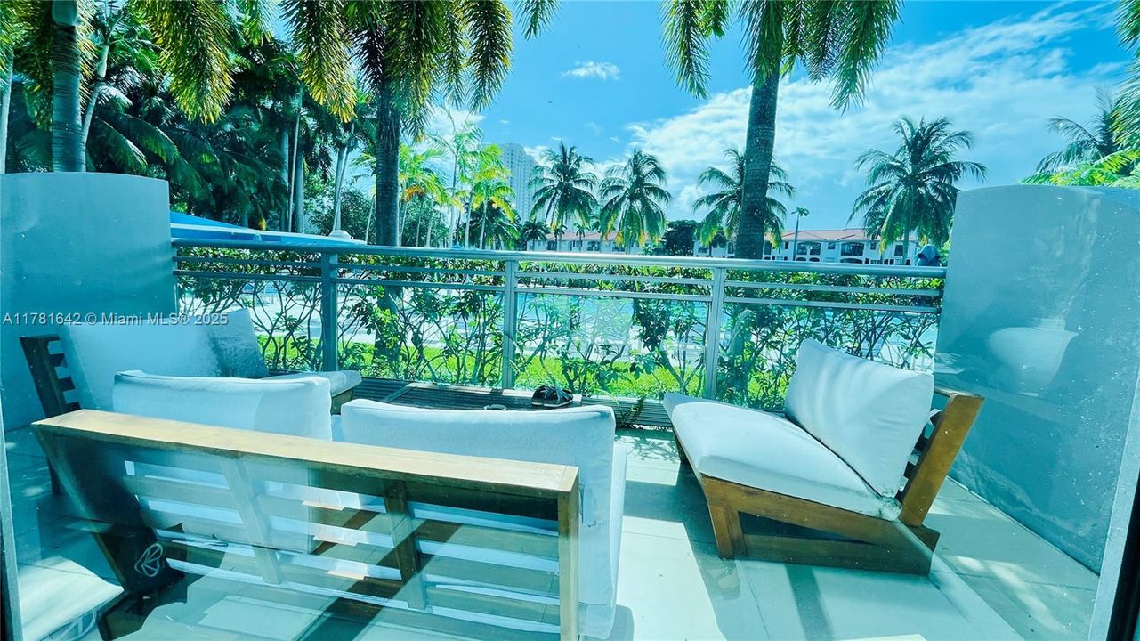 For Sale: $695,000 (2 beds, 3 baths, 1663 Square Feet)