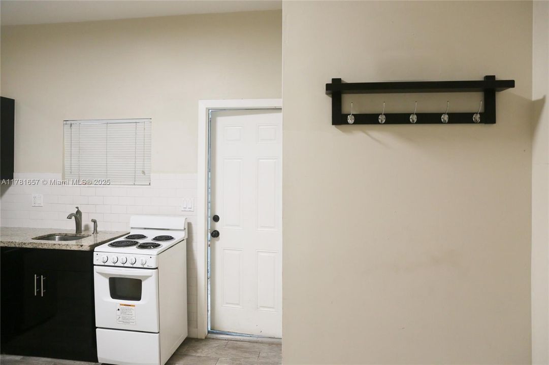 Recently Rented: $1,600 (1 beds, 1 baths, 400 Square Feet)