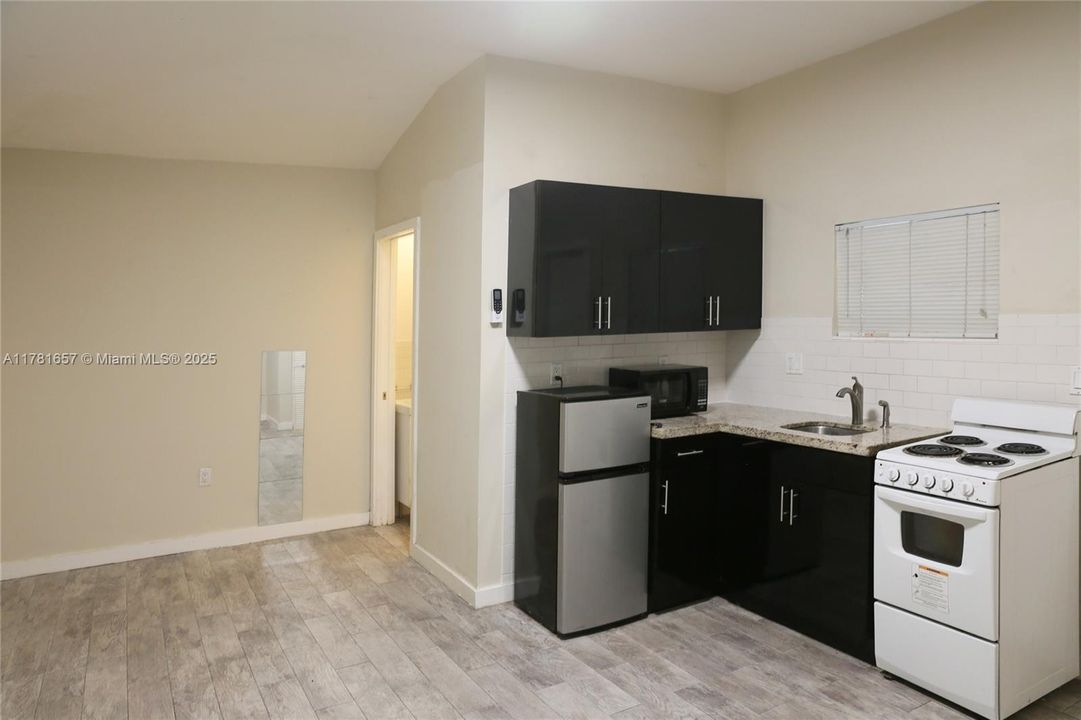 Recently Rented: $1,600 (1 beds, 1 baths, 400 Square Feet)