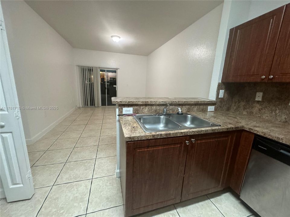 最近租的: $2,600 (3 贝兹, 2 浴室, 1750 平方英尺)