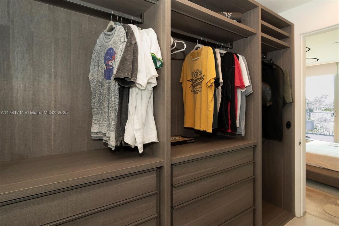 出租: $27,000 (3 贝兹, 3 浴室, 1952 平方英尺)