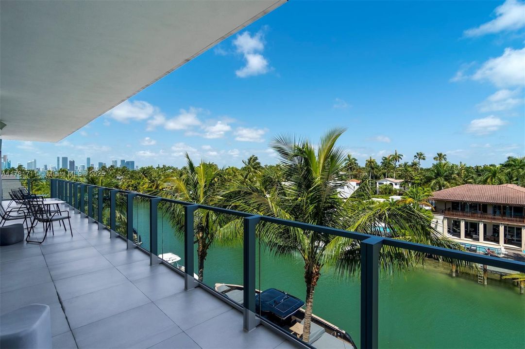 出租: $27,000 (3 贝兹, 3 浴室, 1952 平方英尺)