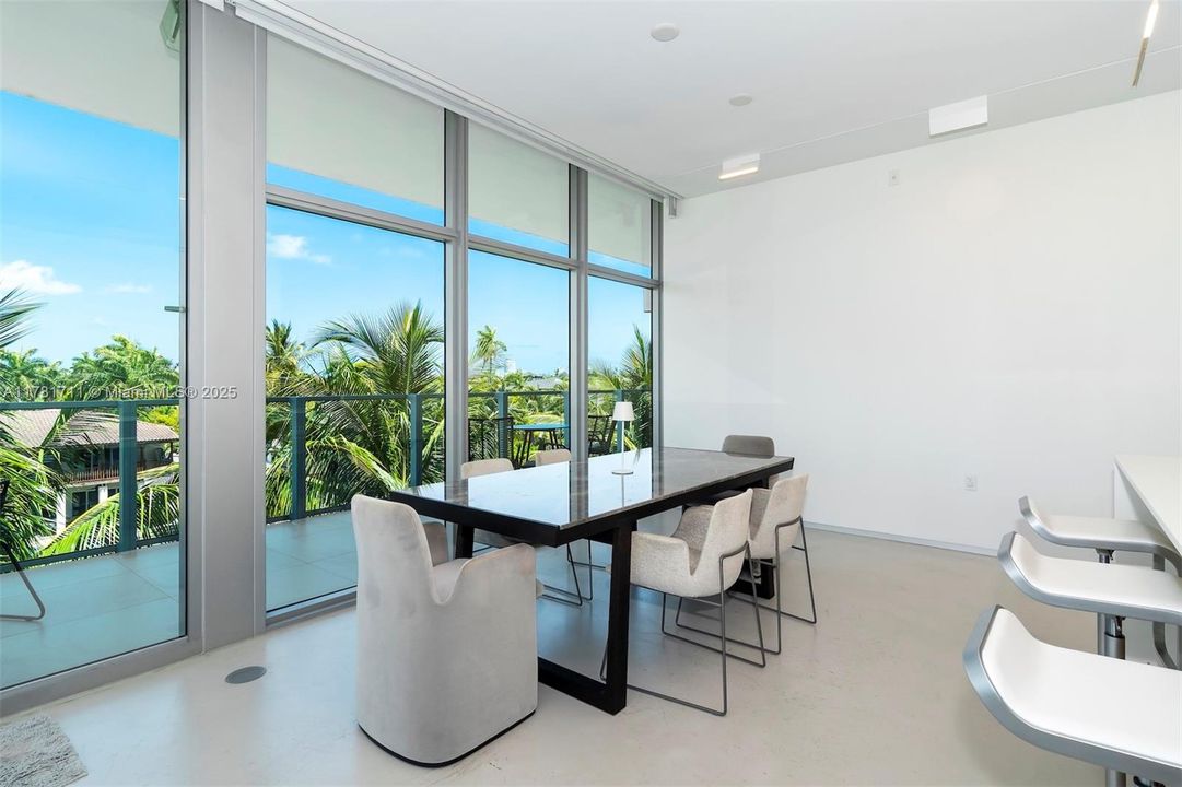 出租: $27,000 (3 贝兹, 3 浴室, 1952 平方英尺)