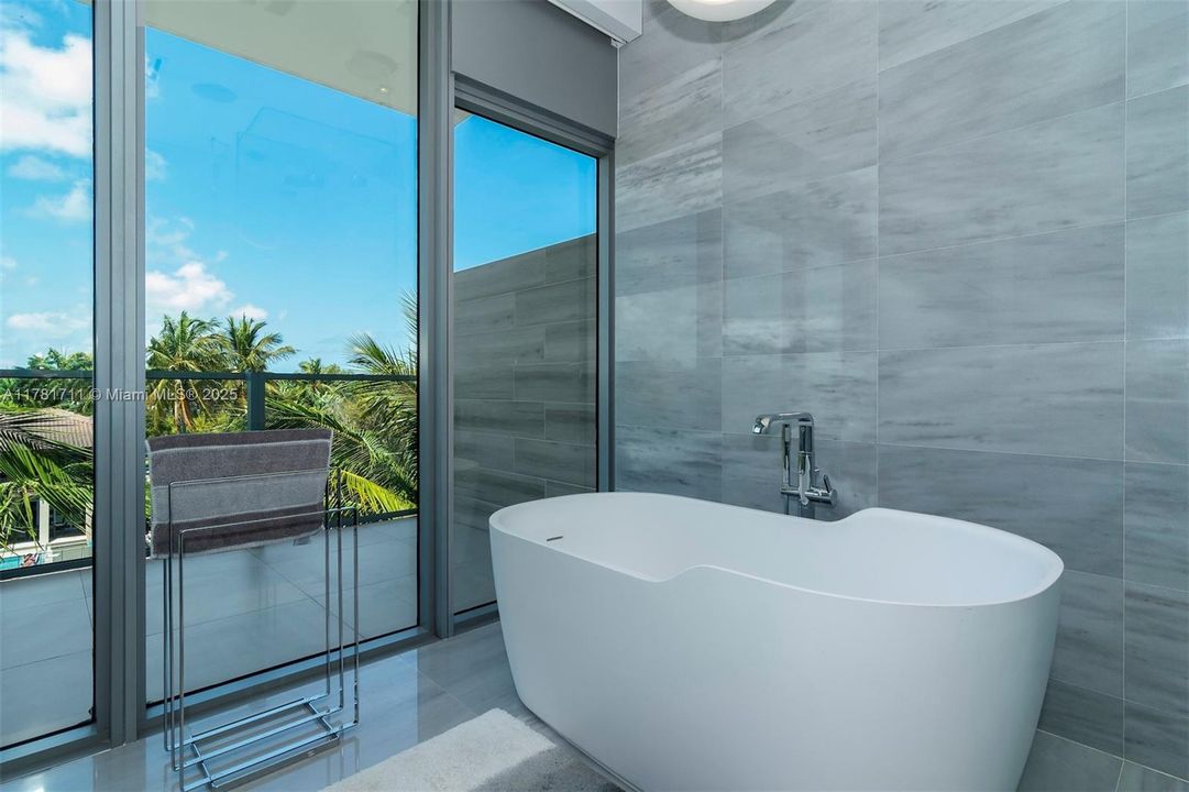 出租: $27,000 (3 贝兹, 3 浴室, 1952 平方英尺)