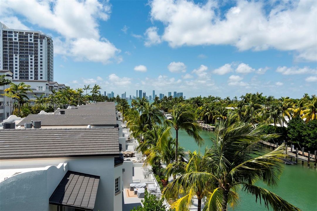 出租: $27,000 (3 贝兹, 3 浴室, 1952 平方英尺)