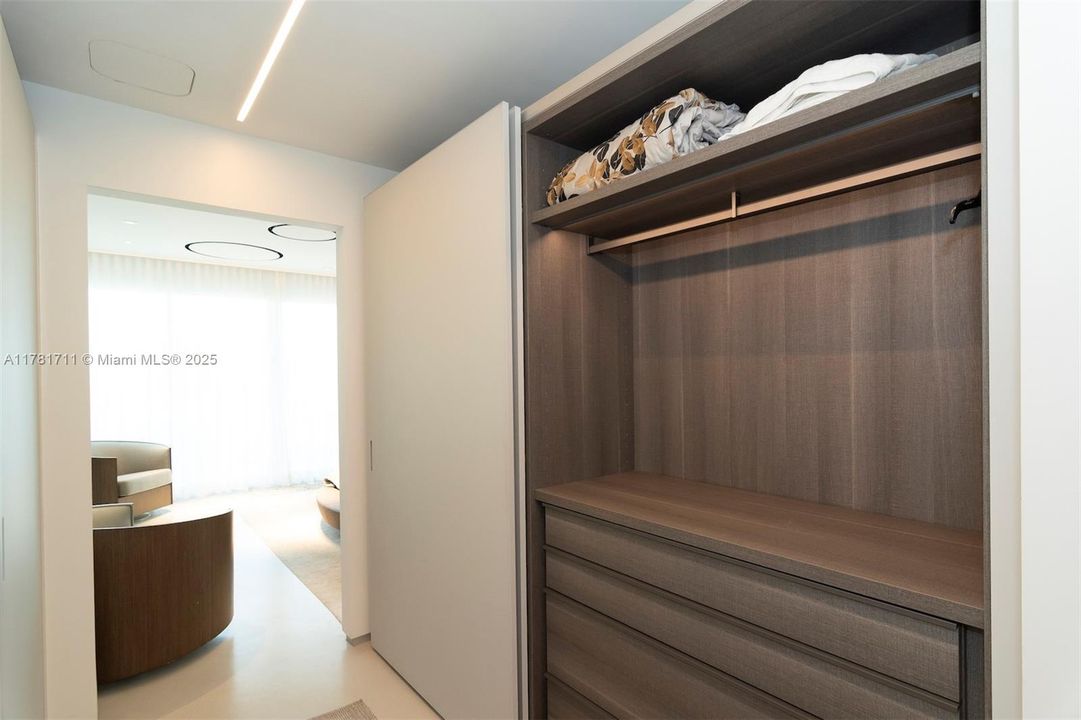 出租: $27,000 (3 贝兹, 3 浴室, 1952 平方英尺)