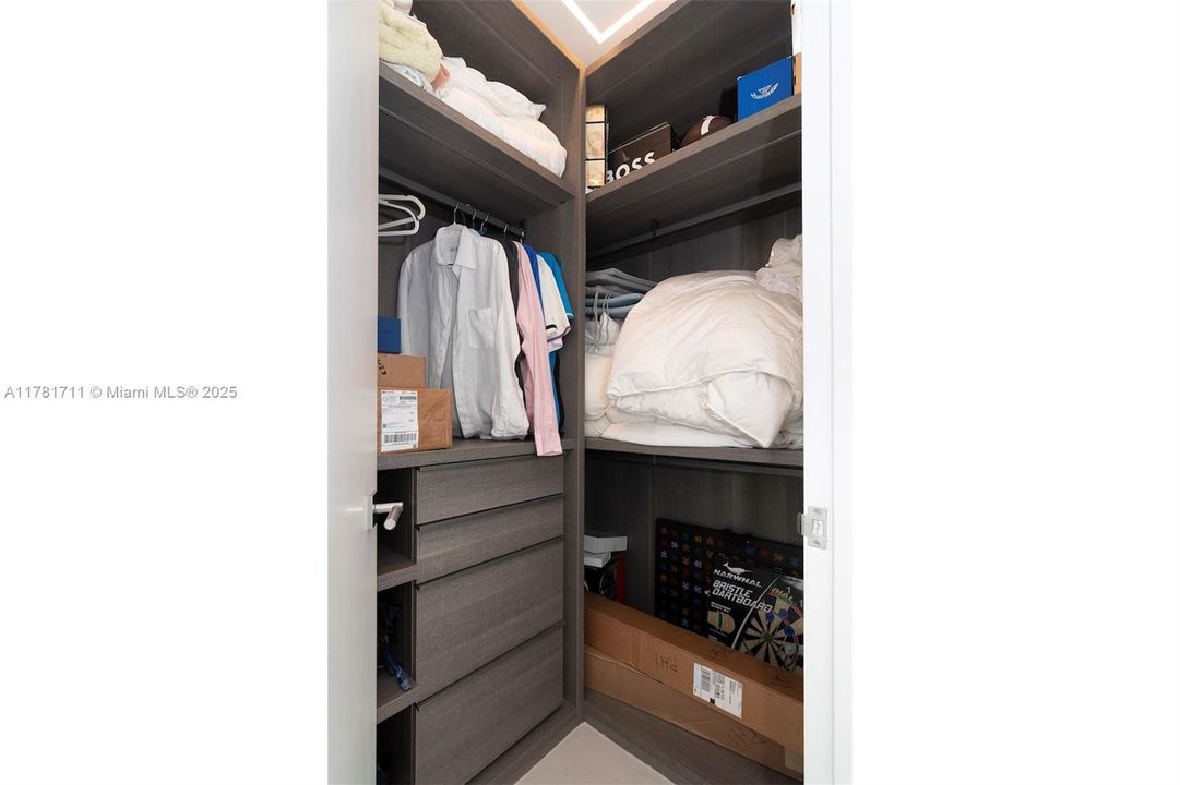 出租: $27,000 (3 贝兹, 3 浴室, 1952 平方英尺)