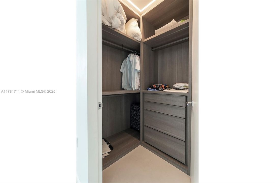 出租: $27,000 (3 贝兹, 3 浴室, 1952 平方英尺)