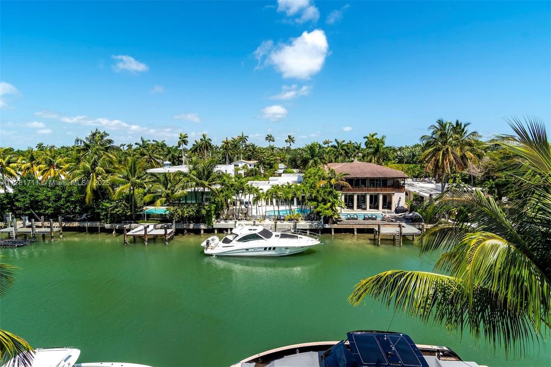 出租: $27,000 (3 贝兹, 3 浴室, 1952 平方英尺)