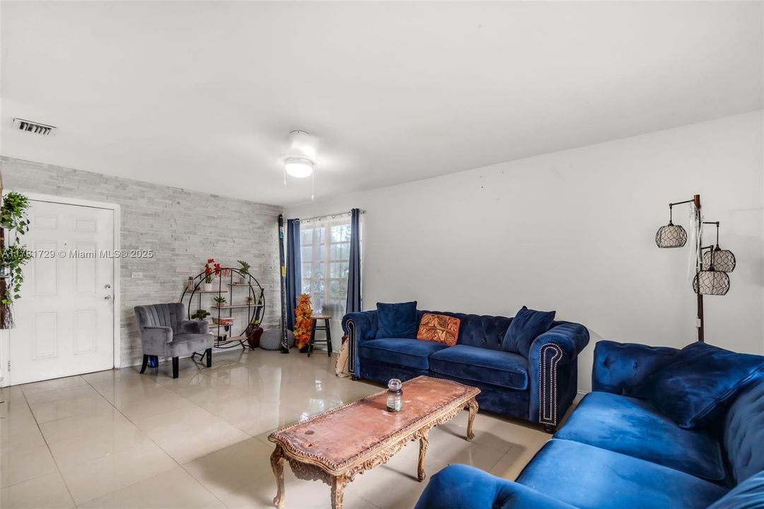 Недавно продано: $535,000 (3 спален, 2 ванн, 1880 Квадратных фут)