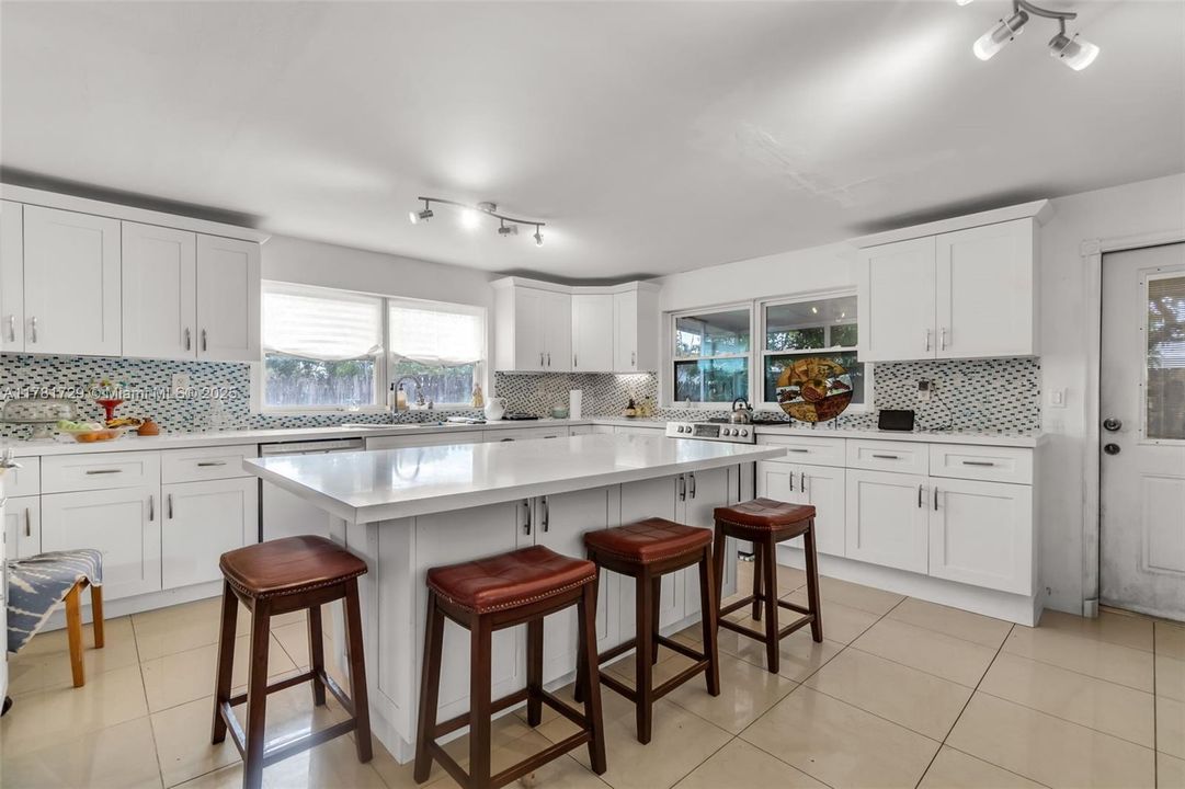 Недавно продано: $535,000 (3 спален, 2 ванн, 1880 Квадратных фут)