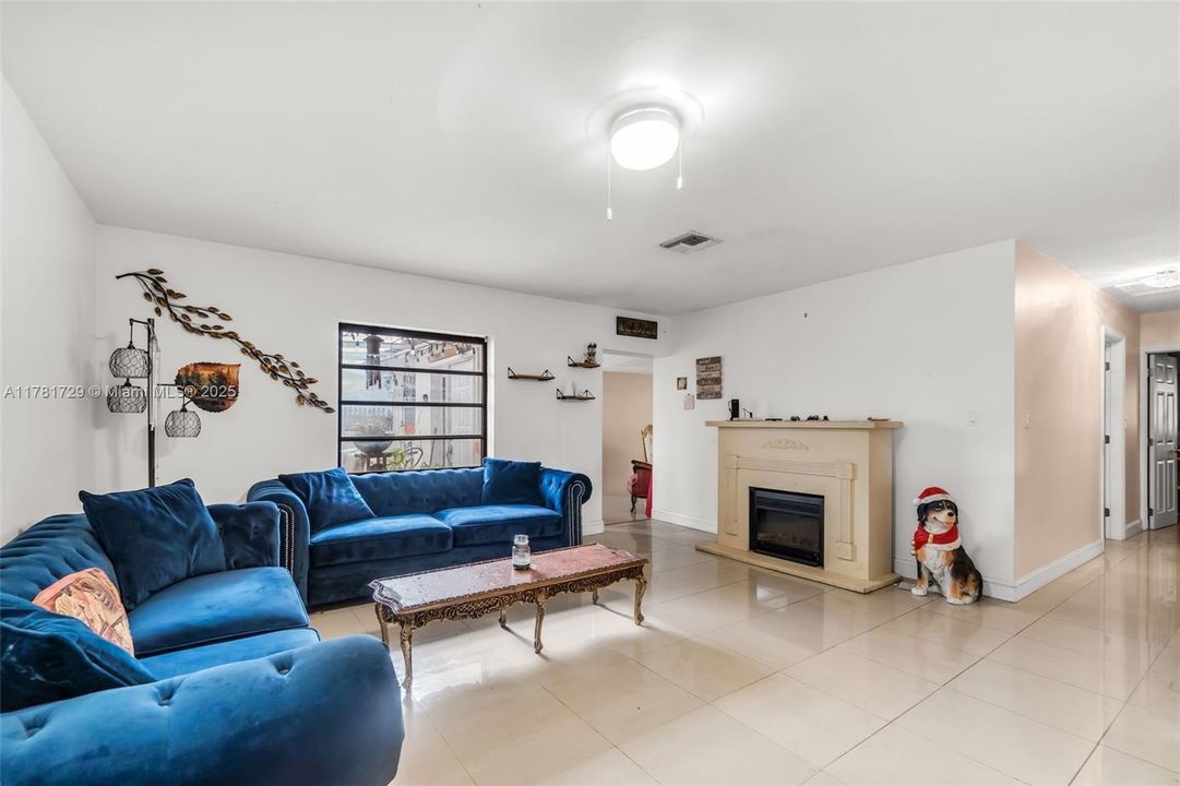 Недавно продано: $535,000 (3 спален, 2 ванн, 1880 Квадратных фут)