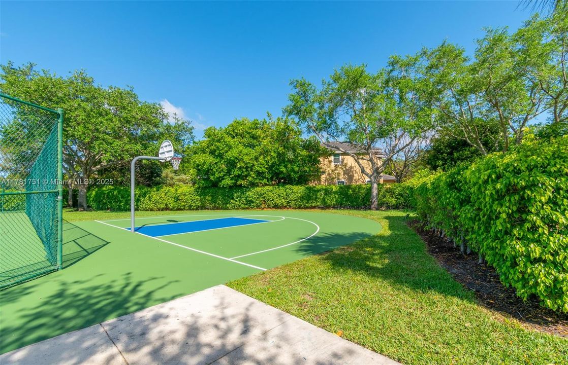 Недавно продано: $774,000 (4 спален, 2 ванн, 2249 Квадратных фут)