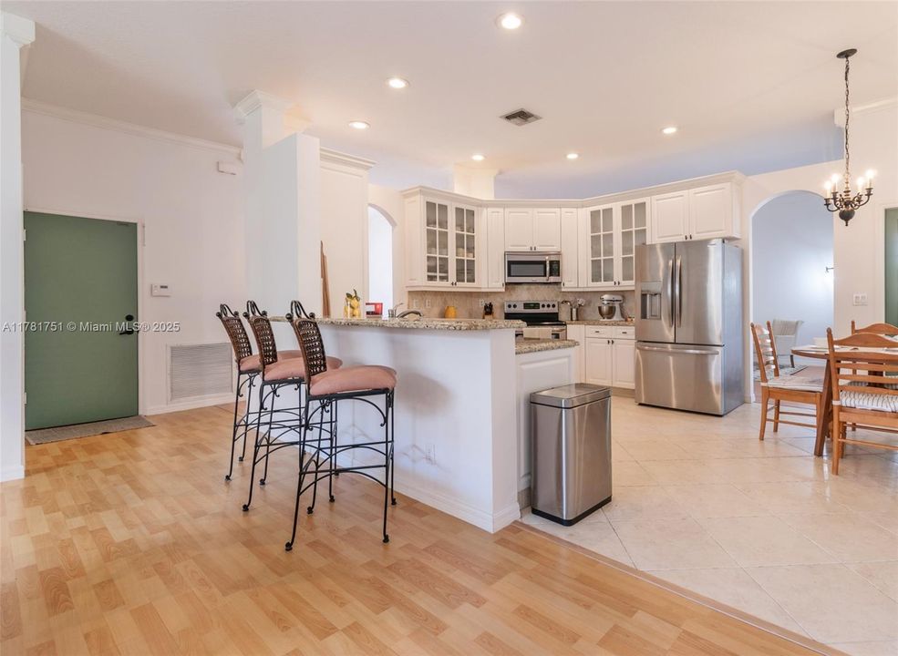 Недавно продано: $774,000 (4 спален, 2 ванн, 2249 Квадратных фут)