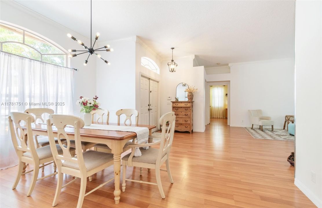 Недавно продано: $774,000 (4 спален, 2 ванн, 2249 Квадратных фут)