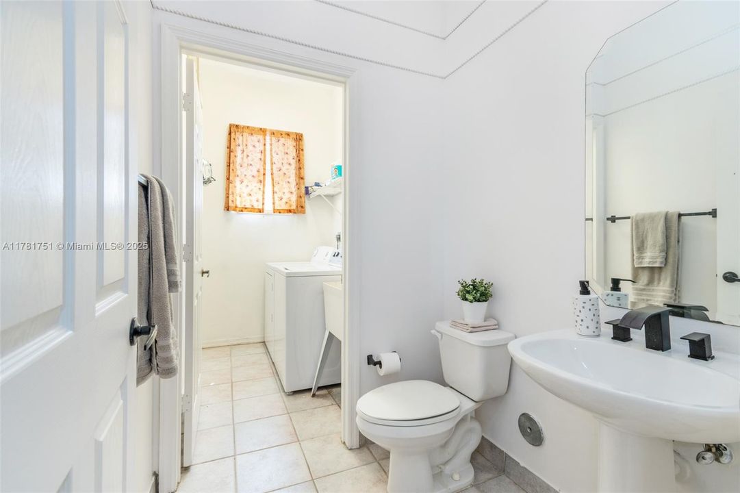 Недавно продано: $774,000 (4 спален, 2 ванн, 2249 Квадратных фут)