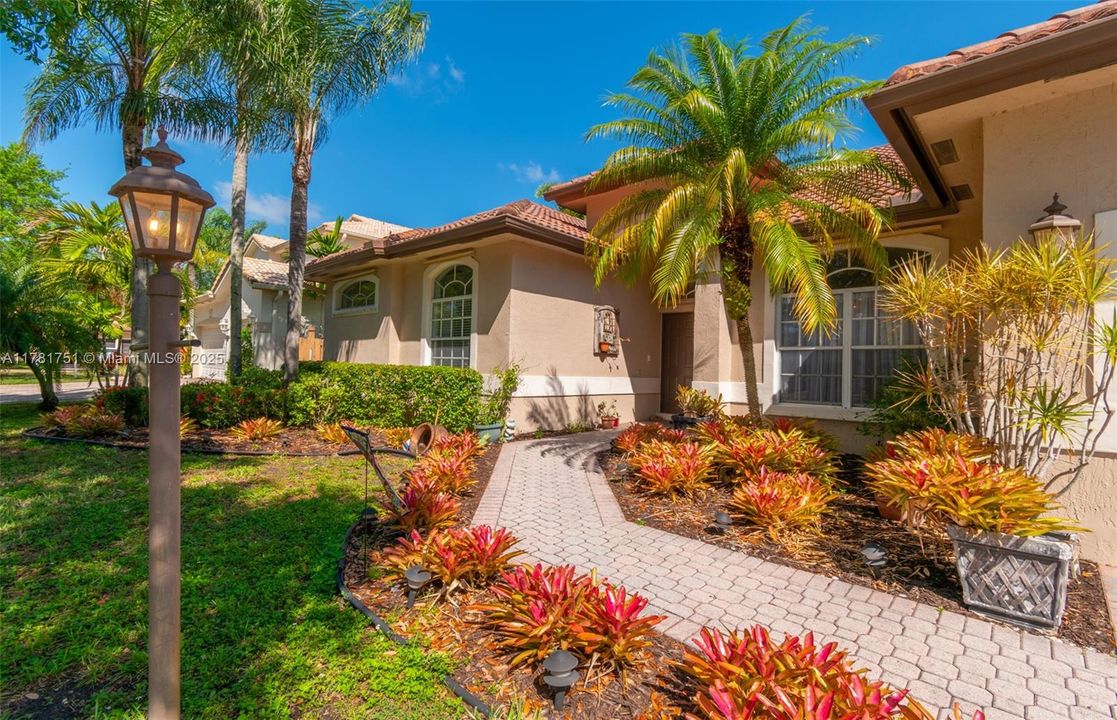 Недавно продано: $774,000 (4 спален, 2 ванн, 2249 Квадратных фут)