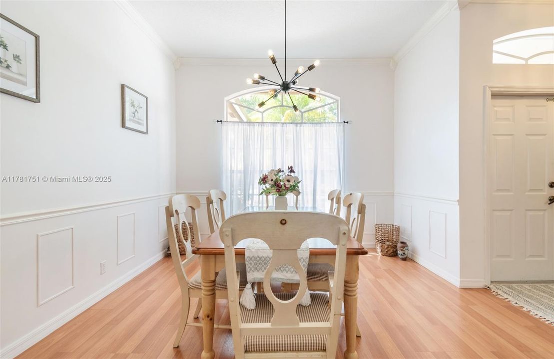 Недавно продано: $774,000 (4 спален, 2 ванн, 2249 Квадратных фут)