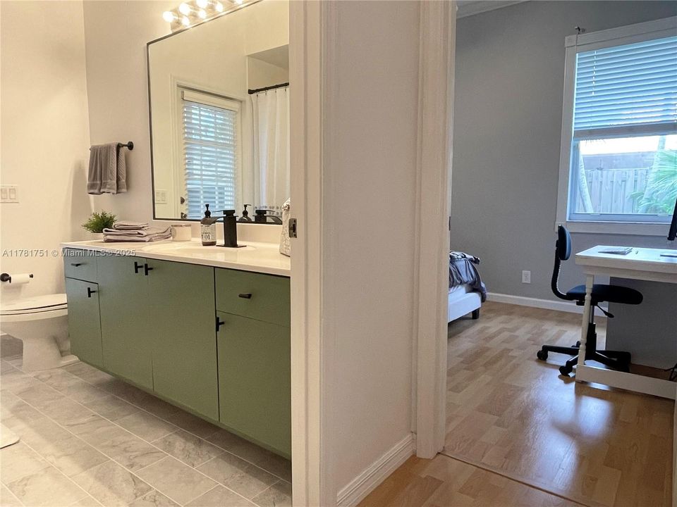 Недавно продано: $774,000 (4 спален, 2 ванн, 2249 Квадратных фут)