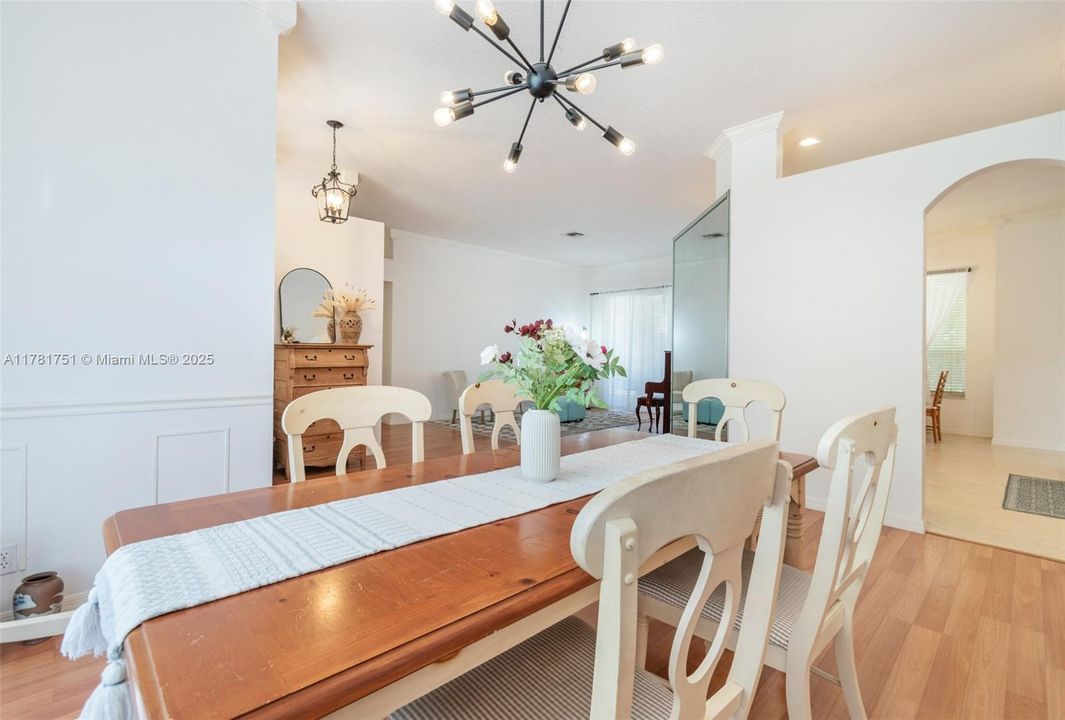 Недавно продано: $774,000 (4 спален, 2 ванн, 2249 Квадратных фут)