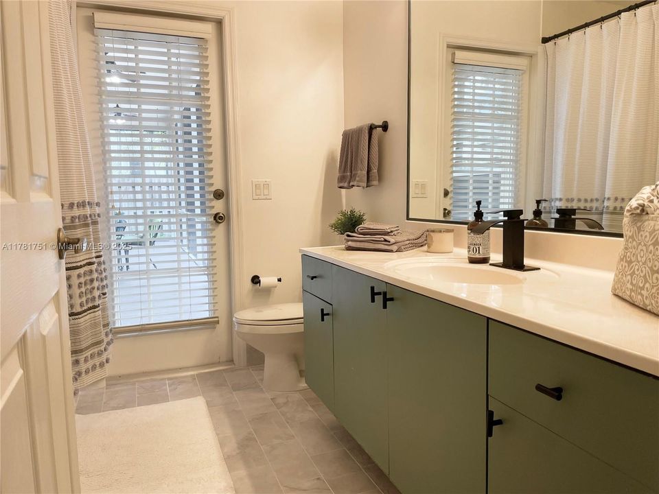 Недавно продано: $774,000 (4 спален, 2 ванн, 2249 Квадратных фут)