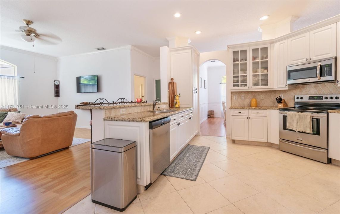 Недавно продано: $774,000 (4 спален, 2 ванн, 2249 Квадратных фут)