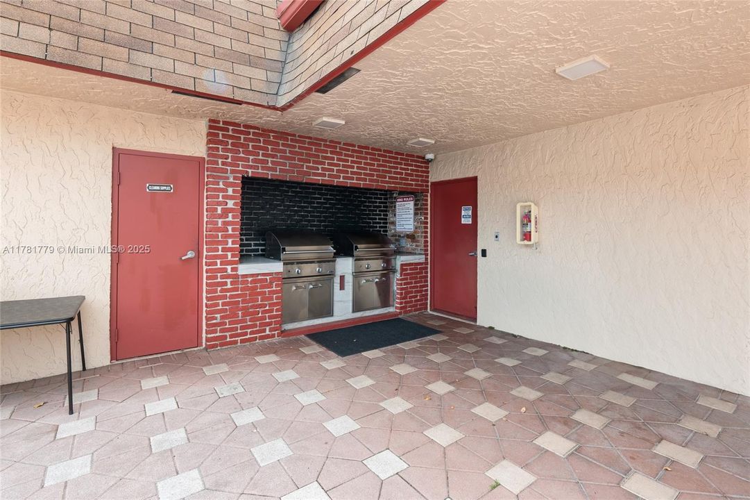 Active With Contract: $79,900 (1 beds, 1 baths, 775 Square Feet)