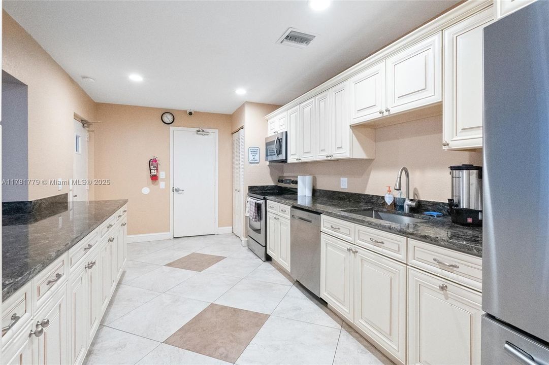 Active With Contract: $79,900 (1 beds, 1 baths, 775 Square Feet)