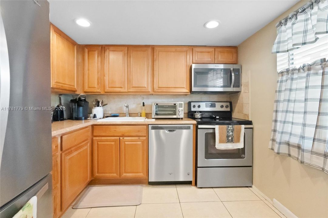 Active With Contract: $79,900 (1 beds, 1 baths, 775 Square Feet)