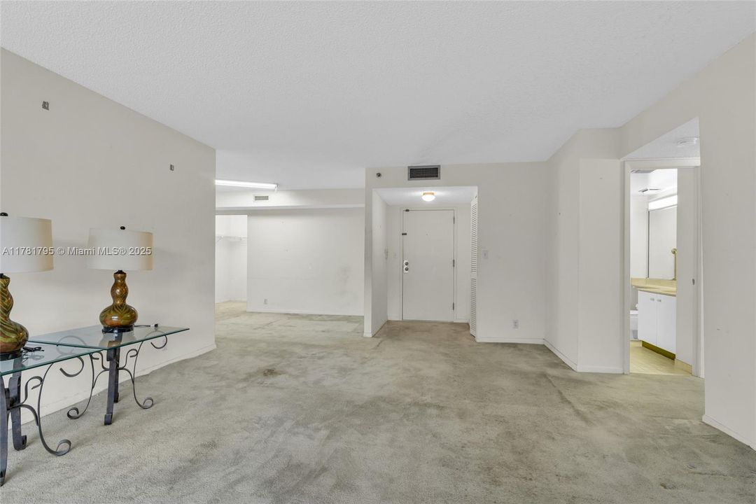 合同活跃: $210,000 (2 贝兹, 2 浴室, 1535 平方英尺)