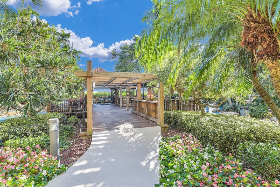 合同活跃: $210,000 (2 贝兹, 2 浴室, 1535 平方英尺)