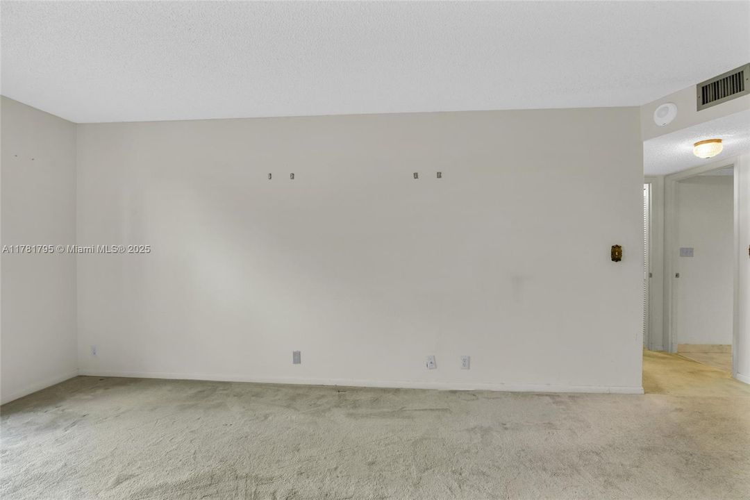 合同活跃: $210,000 (2 贝兹, 2 浴室, 1535 平方英尺)