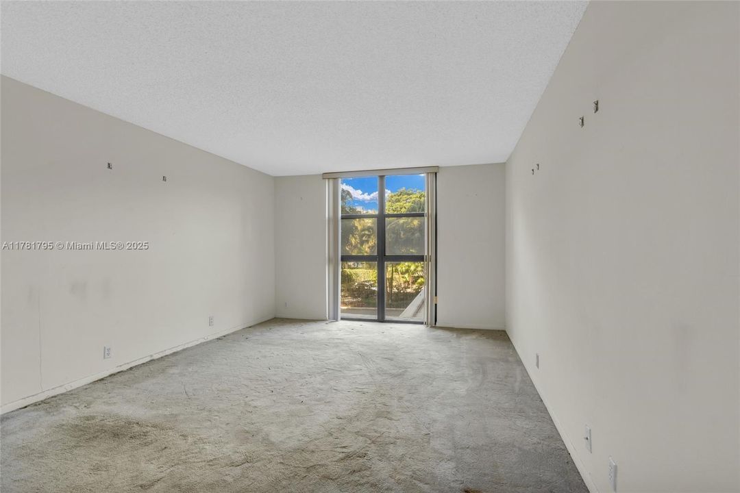 合同活跃: $210,000 (2 贝兹, 2 浴室, 1535 平方英尺)