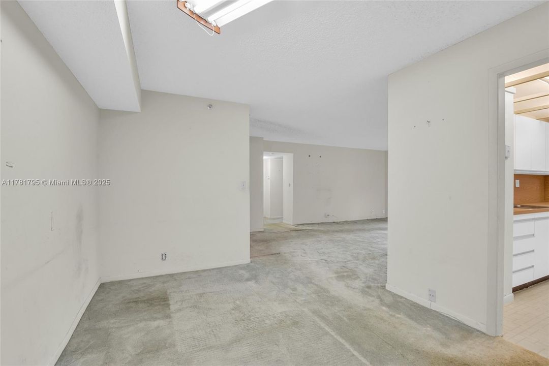 合同活跃: $210,000 (2 贝兹, 2 浴室, 1535 平方英尺)