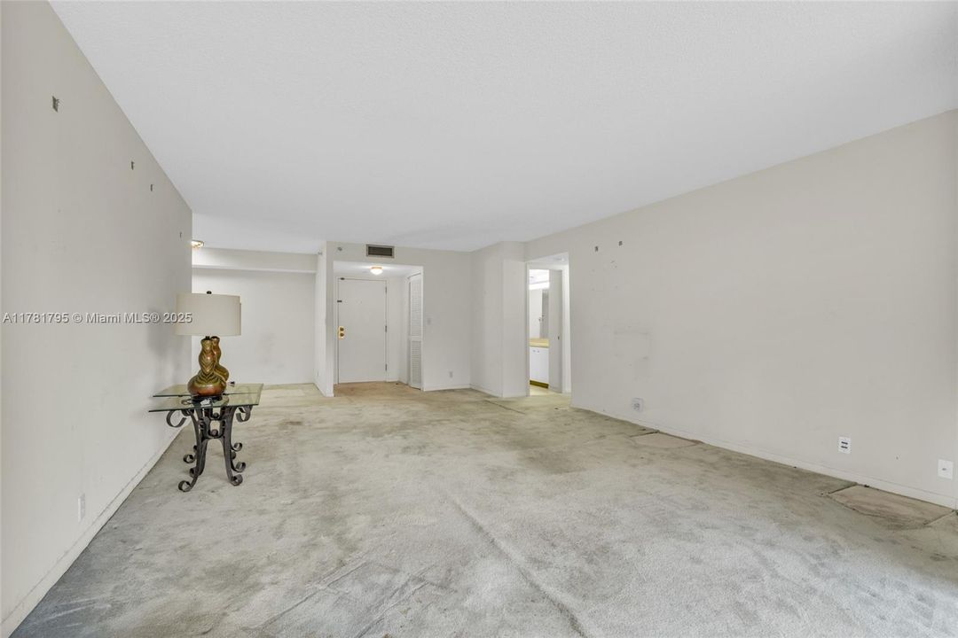 合同活跃: $210,000 (2 贝兹, 2 浴室, 1535 平方英尺)