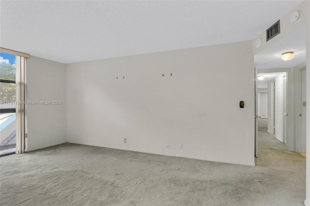 合同活跃: $210,000 (2 贝兹, 2 浴室, 1535 平方英尺)