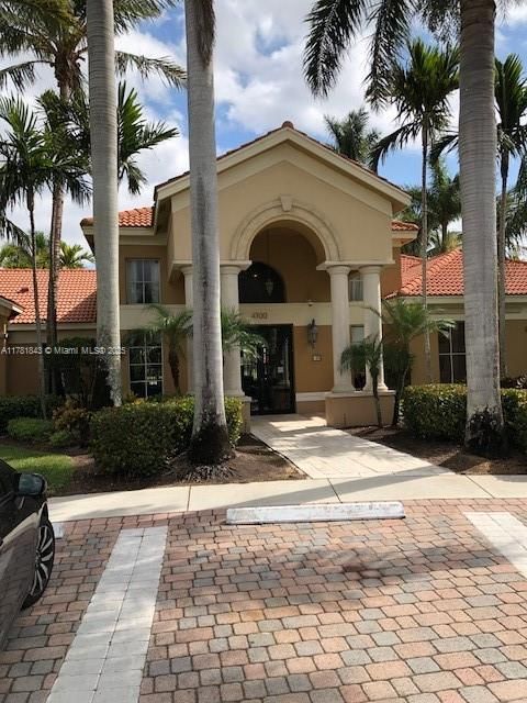 Recently Rented: $2,100 (3 beds, 2 baths, 1300 Square Feet)