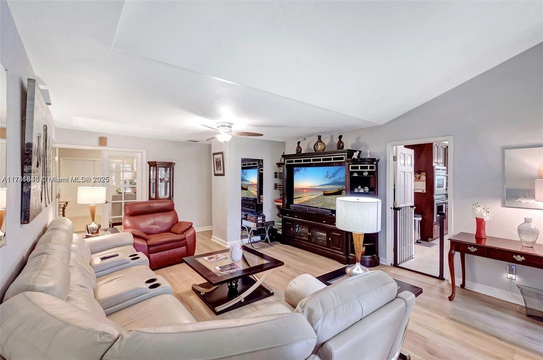 На продажу: $1,395,000 (3 спален, 2 ванн, 2884 Квадратных фут)