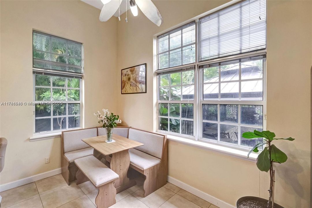 На продажу: $1,395,000 (3 спален, 2 ванн, 2884 Квадратных фут)