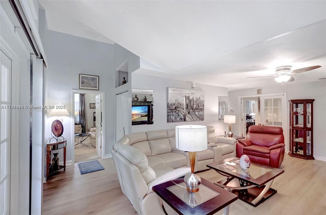 На продажу: $1,395,000 (3 спален, 2 ванн, 2884 Квадратных фут)