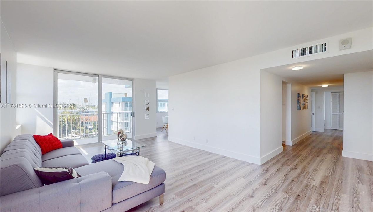 Recently Sold: $318,000 (2 beds, 2 baths, 1213 Square Feet)