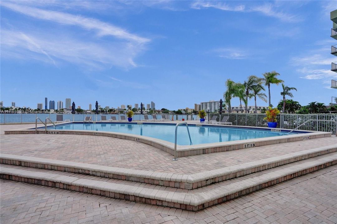 Recently Sold: $318,000 (2 beds, 2 baths, 1213 Square Feet)