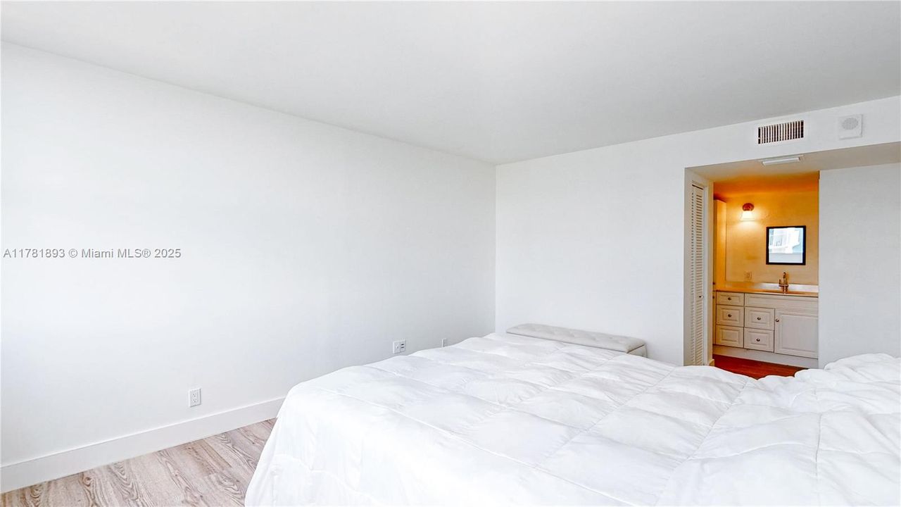 Recently Sold: $318,000 (2 beds, 2 baths, 1213 Square Feet)