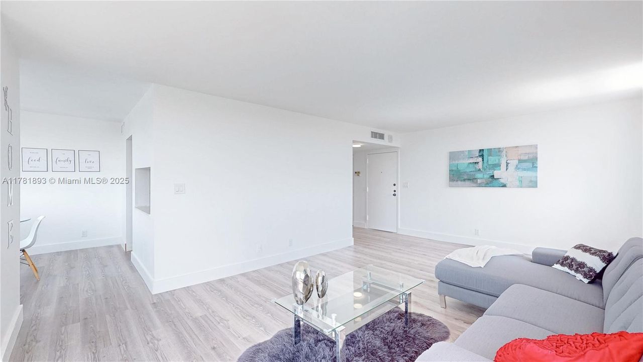 Recently Sold: $318,000 (2 beds, 2 baths, 1213 Square Feet)