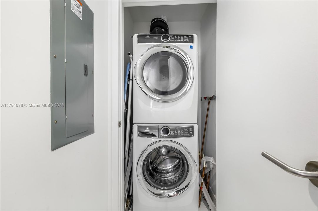 For Sale: $568,000 (1 beds, 1 baths, 929 Square Feet)